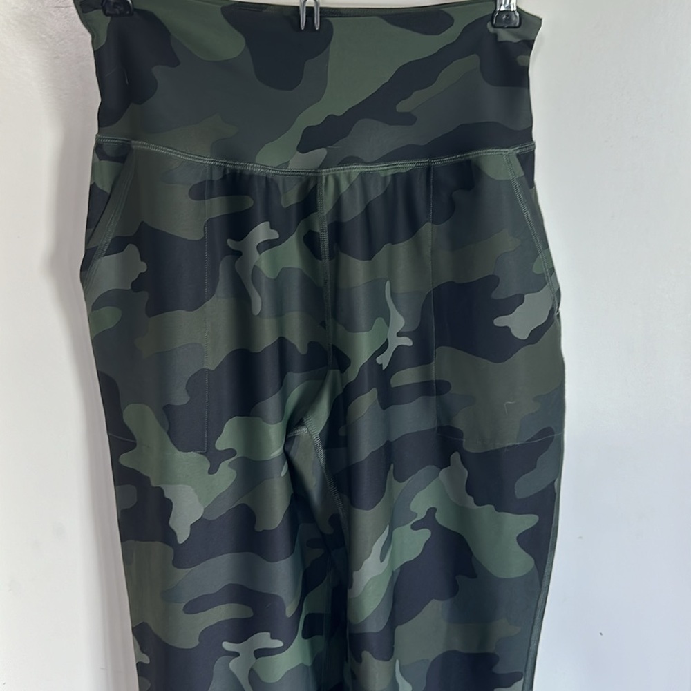 EUC OLD NAVY POWERSOFT LEGGING MEDIUM